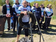 Z rzeki wciągnięto stolik i oponę. Wojewoda Cebula sprzątał Odrę (ZDJĘCIA)