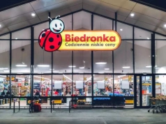 Biedronka wydłuża godziny otwarć przed i w trakcie majówki. Zachęca do kupna kiełbasy śląskiej