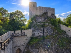 Ruiny zamku na skalnym ostańcu. Najbardziej "orle" z Orlich Gniazd
