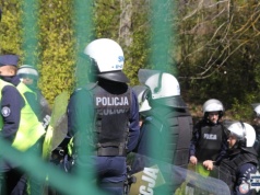 Policja zorganizowała manewry na stadionie piłkarskim