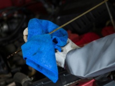 Co oznacza "majonez" pod korkiem oleju? Uważaj, ten objaw zwiastuje kosztowną naprawę