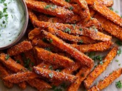 Obsyp pokrojone bataty i upiecz. Frytki będą chrupiące jak nigdy wcześniej