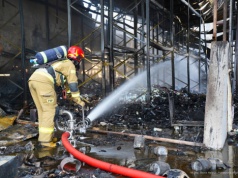 Strażacy dogaszają pożar hali w Luboniu