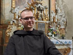 Zakonnik więziony przez reżim w Mińsku wrócił do Polski. "Potrzebuje czasu"