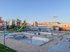 Tak wyglądają dziś nowe baseny na Ostrogu. Prezydent zapowiada otwarcie w czerwcu, opozycja ma wątpliwości