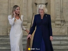 Królowa Kamila spotkała się z Sarah Jessicą Parker. Zeszły po słynnych schodach
