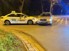 Z pasa do jazdy na wprost postanowił skręcić w prawo. Skoda zderzyła się z Toyotą