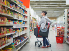 Rynek FMCG w Polsce pęka na pół. Dyskonty przejmują rynek, małe sklepy masowo znikają