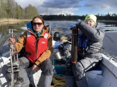 Skąd się bierze mikroplastik w jeziorach? Klucz leży na brzegu