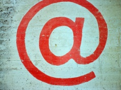 Klawiaturowa małpa jest starsza, niż myślisz. Dokąd sięga historia znaku @?