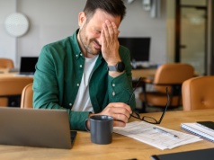 Skąd tyle żenady na LinkedIn? "Przeciętne tematy przedstawiane są jak objawienia biblijne"