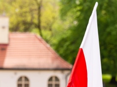 Zmienna czerwień i znikający błękit. Krótka historia flagi Rzeczypospolitej