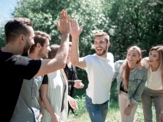 Team building czy impreza integracyjna – co lepiej sprawdzi się w Twojej firmie?