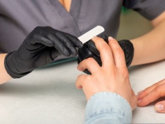 Kształty paznokci mają znaczenie. Ten wysmukla palce i działa jak filtr upiększający