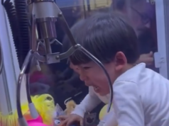 2-latek utknął w automacie z nagrodami. Szybka akcja strażaków w Wisconsin (WIDEO)