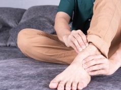 To może być pierwszy znak problemów z sercem. Widać go na stopach