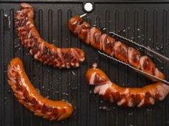 Najlepszy sposób na grillowaną kiełbasę. Zachowa soczystość, a skórka będzie chrupać aż miło