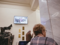 Nowe monitory w Filharmonii Krakowskiej. Zmiany w sposobie informowania widzów (Galeria)