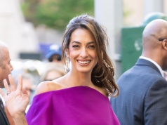 Sukienka w tym kolorze plus złote obcasy to elegancki i sprawdzony duet na wesele. Amal Clooney jest tego dowodem
