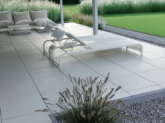 Ile trzeba wydać na taras w 2026 r.? Płyty betonowe, drewno czy kompozyt