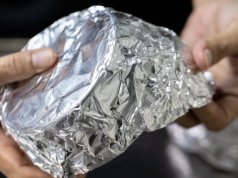 Zawijasz jedzenie w folię spożywczą? Na 90 proc. robisz to źle