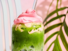 Pyszne.pl o megatrendzie z TikToka. Zamówienia matcha podwoiły się w ciągu roku!