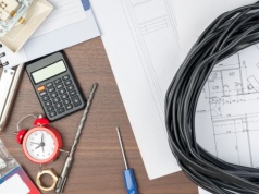 Elektryk czy elektronik? Porównujemy zarobki i ścieżki kariery w nowoczesnym przemyśl