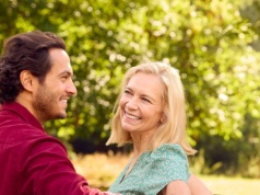 Młodzi mężczyźni "uciekają" do starszych kobiet. Trend nabiera tempa