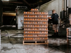 Jak zabezpieczyć towar na palecie — folia stretch, taśmy spinające i narożniki