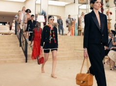 Chanel pokazało sandały, które wyglądają… jakby ich nie było. Ten trend podzielił internet