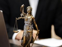 Porady prawne online i fałszywi eksperci. Radcy prawni ostrzegają internautów