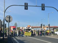 Mieszkańcy rozpoczęli protest przeciw S7. Kierowcy utknęli w korkach