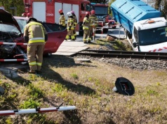 Wjechała wprost przed Iveco. Trwa akcja ratunkowa, szlak kolejowy zablokowany