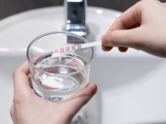 Widowiskowe fontanny w Laskach. Woda jest niebezpieczna dla zdrowia