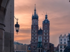 Widziałeś to setki razy. Ale czy wiesz, dlaczego te wieże są nierówne?