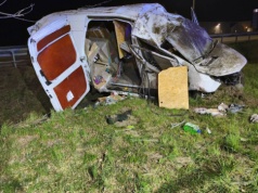 Busem uderzył w barierki i dachował na S8