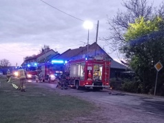 Ogień strawił dach domu. Ponad 20 strażaków w nocnej akcji