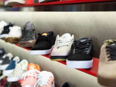 Białe sneakersy są już obciachem? W 2026 ten trend podbija ulice!