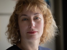 Psycholog ujawnia. 3 nawyki, które odbierają pewność siebie. Każdy robi to po cichu