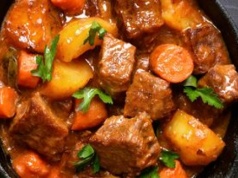 To idealne mięso na gulasz. Nie trzeba go gotować godzinami, aby rozpływało się w ustach