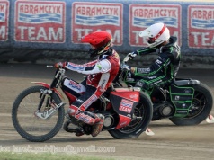 Żużel. Pechowy upadek zawodnika ROW-u. Jest podejrzenie urazu