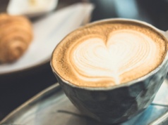 Co zamiast mleka do kawy? Viralowe trendy w 2026 roku naprawdę zaskakują