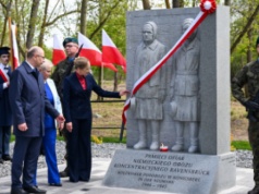 Tablicę pamięci ofiar KL Ravensbrück w Chojnie odsłoniła pierwsza dama Marta Nawrocka