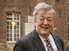 Stephen Fry żąda ogromnego odszkodowania. Wszystko przez upadek ze sceny