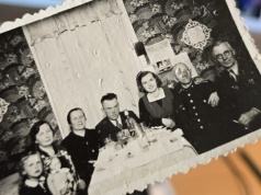 Znalazł na chodniku w Gdyni tajemnicze zdjęcie. Jedyny trop to mundur