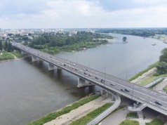 Tragedia na Moście Łazienkowskim. Nieoficjalne doniesienia mówią, że mężczyzna z niego skoczył