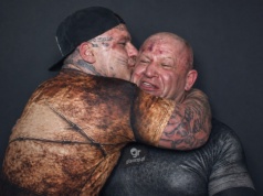 Popek kaja się przed Jackiem Murańskim i go całuje: „Przepraszam całą twoją rodzinę”