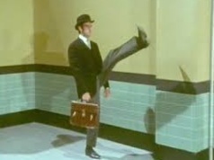 Wolność po brytyjsku: Lokalne władze wprowadzają absurdalne zakazy, w tym głaskania kuców i siadania na ziemi