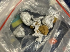 Interwencja straży miejskiej w tramwaju. Nietrzeźwy mężczyzna z narkotykami