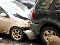 Stłuczka z obcokrajowcem. Kiedy wystarczy oświadczenie, a kiedy trzeba dzwonić po policję?